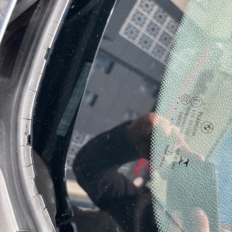 BMW 318d Ön Cam Fitili Deformasyonu Premium Kaliteye Yakışmıyor