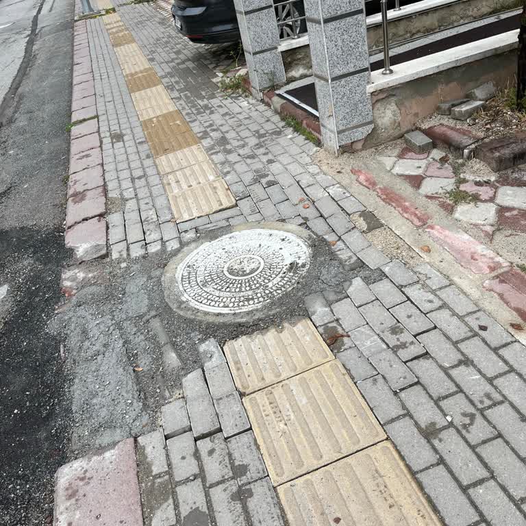 Kaldırıma Yapılan Altyapı Havuzu Engelliler Ve Yayalar İçin Tehlike Oluşturuyor