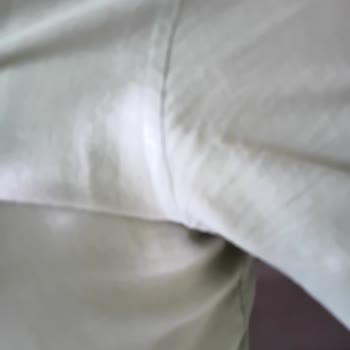 Leke Karşıtı Deodorant Kıyafetlerde Beyaz İz Ve Yapışkan Kalıntı Bırakıyor