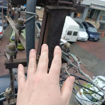 Yağışlı Havada Elektrik Direğinde Güvenlik Riski Ve Yetersiz Müdahale