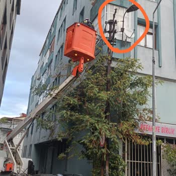 Yağışlı Havada Elektrik Direğinde Güvenlik Riski Ve Yetersiz Müdahale