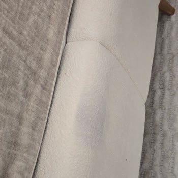 Barçın Marka Eşofman Takımı Koltuklarda Boya Lekesi Oluşturdu