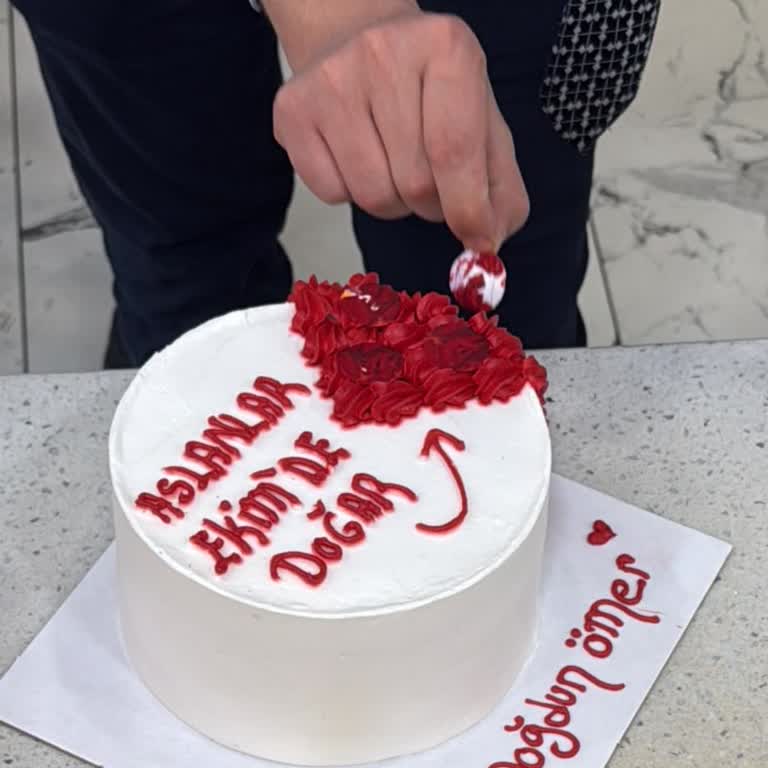 Doğum Günü Pastasında Boya Figürü Ve İlgisiz Çalışanlar Hayal Kırıklığı Yaşattı