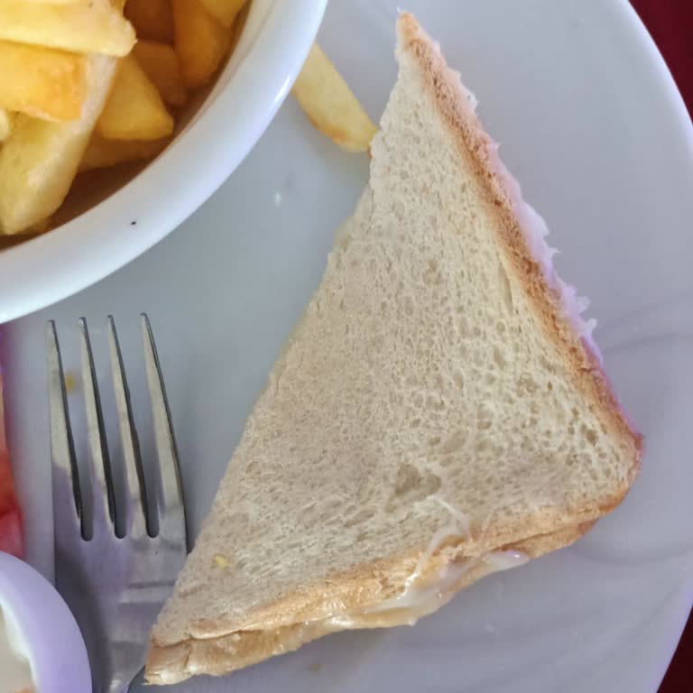 Jura Termal Otel Restoranında Soğuk Ve Geciken Tost, İlgisiz Personel