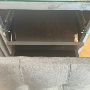 Kırık Komodin Değişimi Bir Aydır Yapılmıyor, Mağdurum!