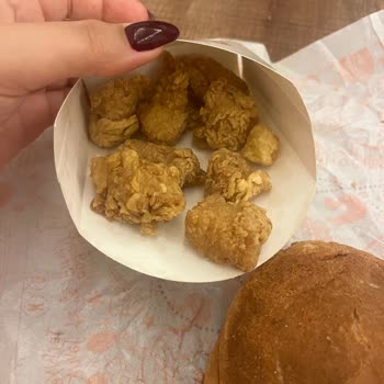 Popeyes Siparişinde Eksik Ürünler Ve Böcekli Burger Şoku: Hijyen Ve Güvenlik Skandalı