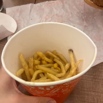 Popeyes Siparişinde Eksik Ürünler Ve Böcekli Burger Şoku: Hijyen Ve Güvenlik Skandalı