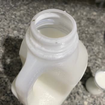 Sütaş 2 Litrelik Ayranda Son Kullanma Tarihi Geçmemiş Üründe Küf Oluşumu