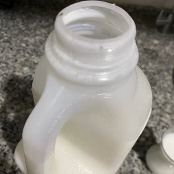 Sütaş 2 Litrelik Ayranda Son Kullanma Tarihi Geçmemiş Üründe Küf Oluşumu