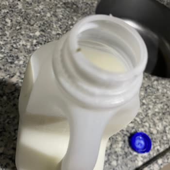 Sütaş 2 Litrelik Ayranda Son Kullanma Tarihi Geçmemiş Üründe Küf Oluşumu