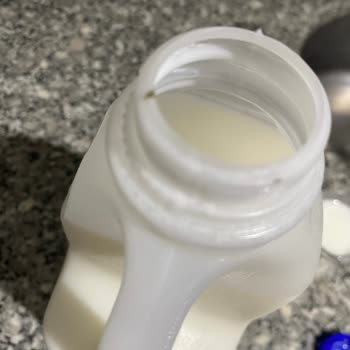 Sütaş 2 Litrelik Ayranda Son Kullanma Tarihi Geçmemiş Üründe Küf Oluşumu