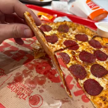 Terra Pizza'da İnce Hamurlu Ve Kalitesiz Pizza Deneyimi Hayal Kırıklığı Yarattı