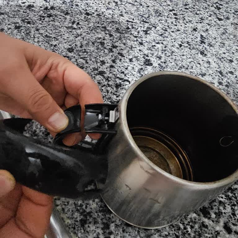 Çay Makinesi Kulpu Kırıldı, Güvenlik Riski Oluştu