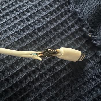 Orijinal Apple Şarj Kablosu Şarj Sırasında Yandı, Değişim Talebim Var