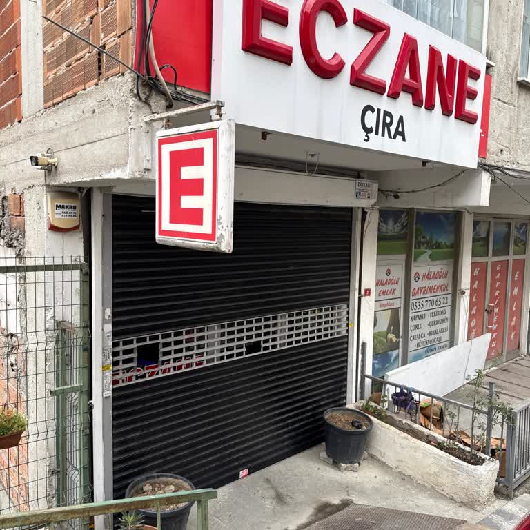 Çıra Eczanesi - Başakşehir Nöbetçi Olarak Görünüyor Olmasına Rağmen Kapalı Olduğunu Gördüm