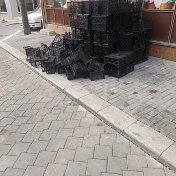 Kaldırım İşgali Nedeniyle Yayaların Güvenliği Tehlikede Ve Sorun Çözülmüyor