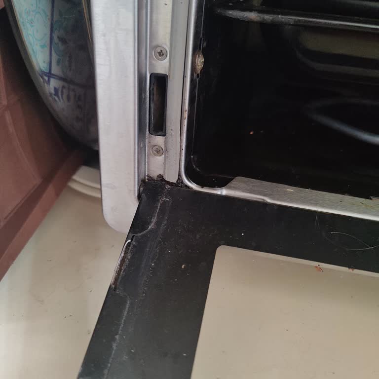 Simfer Mini Fırın Kapağı Menteşe Yayının Beklenmedik Şekilde Kopması