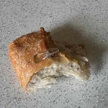 Zeytinli Ekmekten Çıkan Cam Parçası Ailemizi Şoke Etti