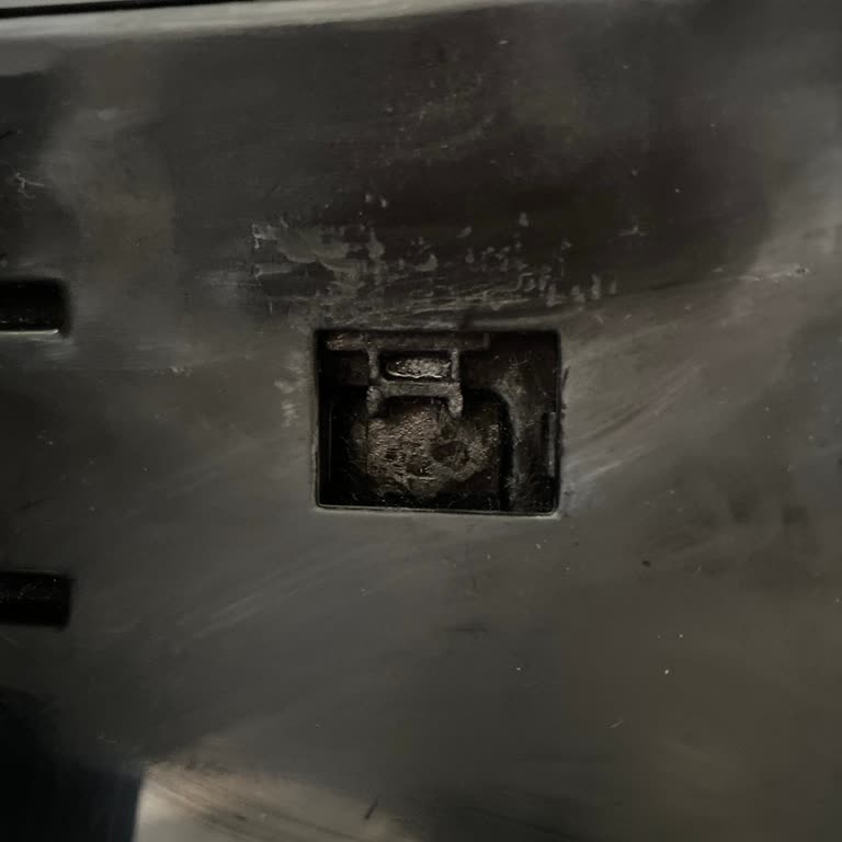 Garanti Kapsamında Olmasına Rağmen Süpürge Parçası Ücretli Tamir Ediliyor