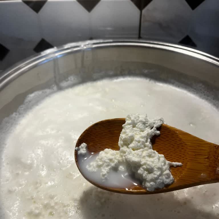 Son Kullanma Tarihi Olmayan Bozuk Süt Ve İlgisiz Mağaza Çalışanları Mağdur Etti