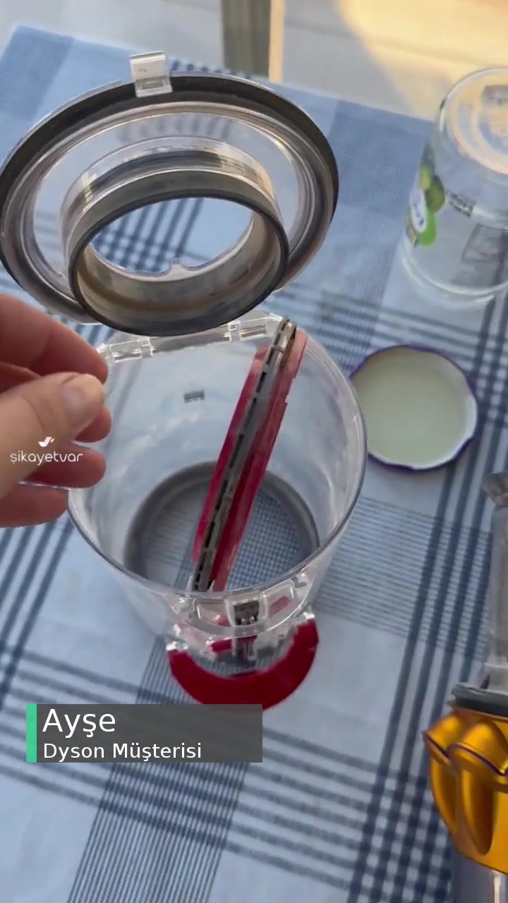 Dyson V15 Süpürgemin Temizliğini Yaparken Hazne İçinde Parçalar Düştü videonun kapak resmi