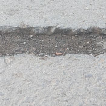 Fiber Altyapı Sonrası Bozuk Asfalt Çevreyi Ve Araçları Tehdit Ediyor