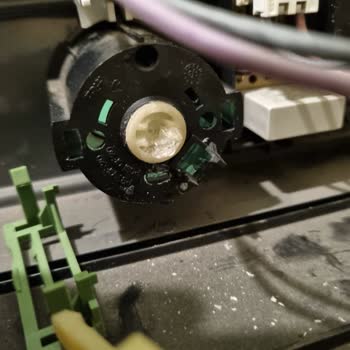 Servis Ücreti Alınıp Sorun Çözülmeden Parça Değişimi Önerildi