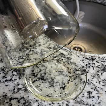 Cam Demlik Aniden Kırıldı, Müşteri Hizmetlerinden Yanıt Yok