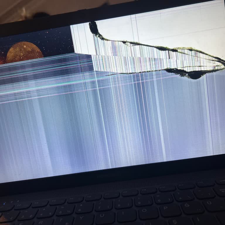 Satın Aldığım Hometech Laptopun Ekranı Kendi Kendine Çatladı, Garanti Ve Müşteri Hizmetlerinden Destek Alamıyorum