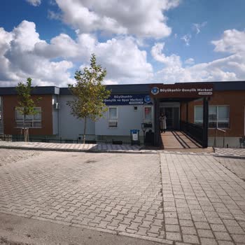 Yenibağlar Gençlik Merkezi’nde Gündüz Saatlerinde Sahadan Faydalanamamak Mağduriyet Yaratıyor