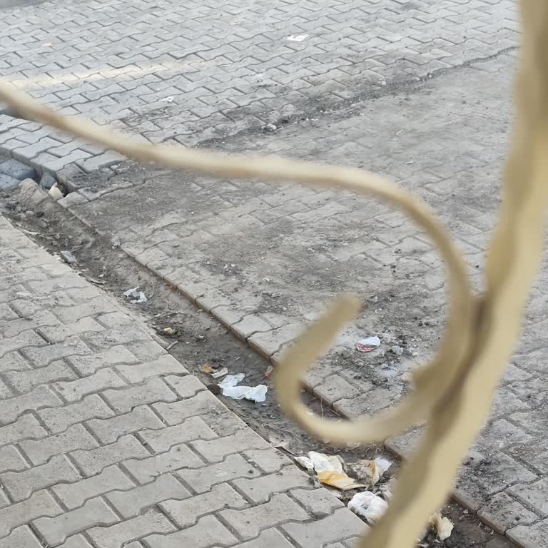 Yanlış Döşenen Parke Taşları Nedeniyle Su Birikintisi Ve Mağduriyet