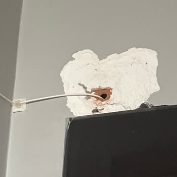 Fiber İnternet Kurulumu Sonrası Duvar Hasarı Ve Kablo Dağınıklığı Giderilmiyor