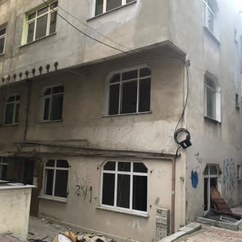 Boşaltılan Binadaki Güvenlik Ve Temizlik Sorunu Acil Çözüm Bekliyor