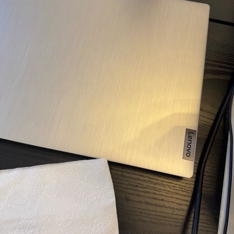 Lenovo portátil, problemas de huellas y manchas afectan mi experiencia