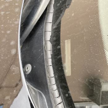 BMW 1 Serisi Ön Cam Izgarasında Kronik Çatlama Ve Ücretsiz Değişim Talebi