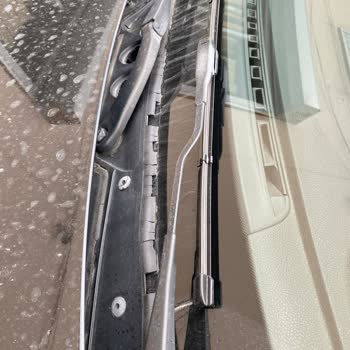 BMW 1 Serisi Ön Cam Izgarasında Kronik Çatlama Ve Ücretsiz Değişim Talebi