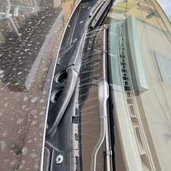 BMW 1 Serisi Ön Cam Izgarasında Kronik Çatlama Ve Ücretsiz Değişim Talebi