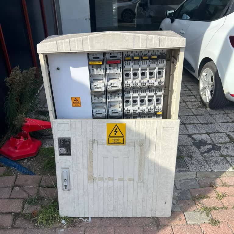 Kırık Trafo Kapağı Çocuklar İçin Büyük Tehlike Oluşturuyor, Acil Çözüm Bekliyorum