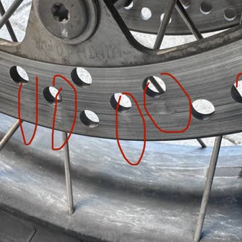 BMW S1000RR Motosikletimde Şasi Yamukluğu Sorunu Ve Çözüm Eksikliği