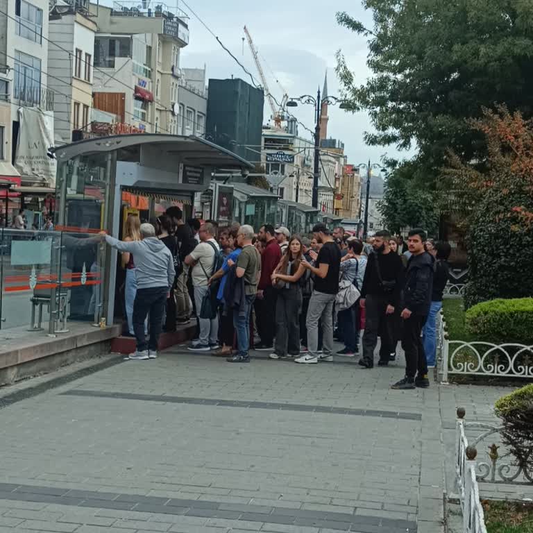 Fatih Sultanahmet Tramvay Durağındaki Yetersiz AKBİL Dolum Noktaları Nedeniyle Yaşanan Yoğunluk Ve Mağduriyet