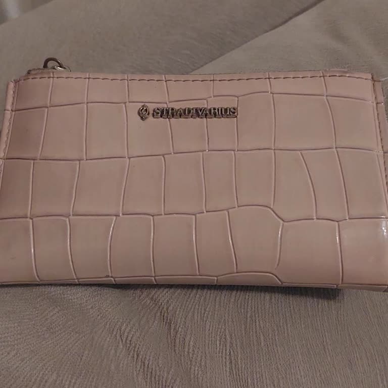 Stradivarius Wallet Keeps Setting Off Security Alarms in Every Store