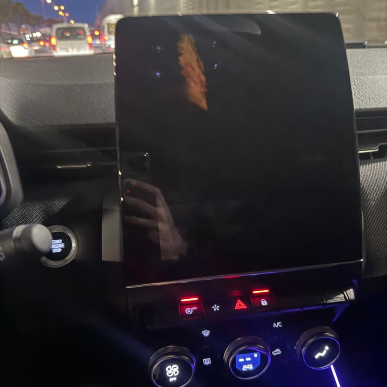 Renault Clio'da Sürekli Devam Eden Multimedya Ekran Arızası Çözülmüyor!