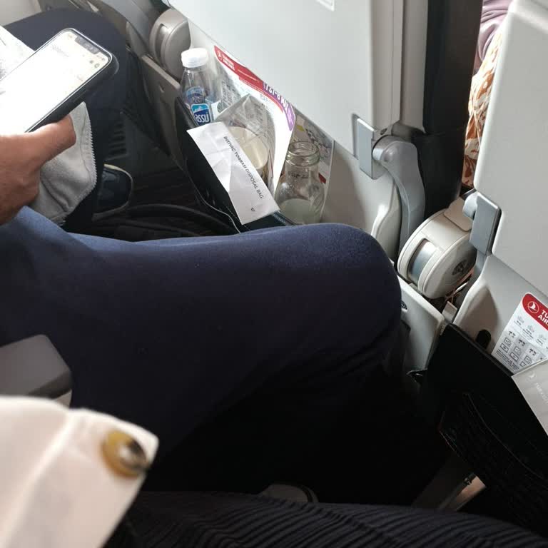 Uçuşta Yan Yolcunun Rahatsız Edici Oturma Şekli Konusunda Duyarlılık Talebi