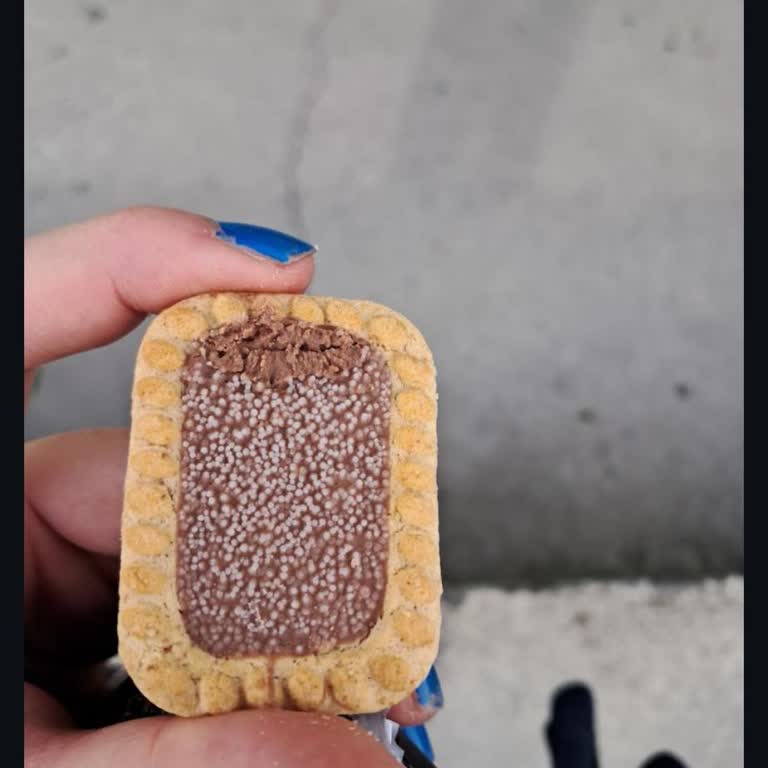 Aldığım Eti Sütlü Çikolatalı Bisküvi Üzerinde Beyaz Tomurcuklar Çıktı