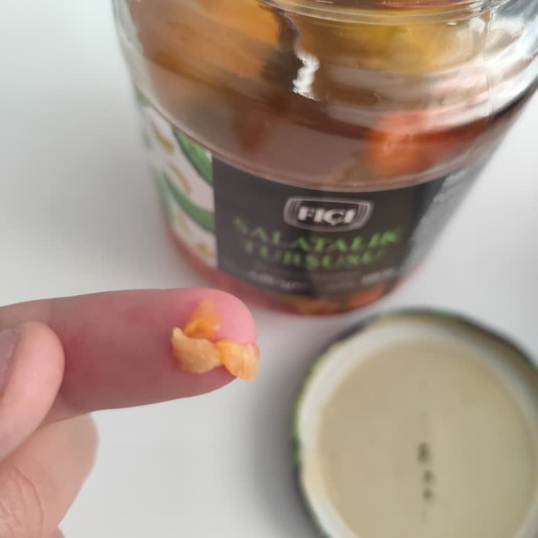 BİM’den Alınan Salatalık Turşusunda Yabancı Madde Şoku: Gıda Güvenliği Endişesi