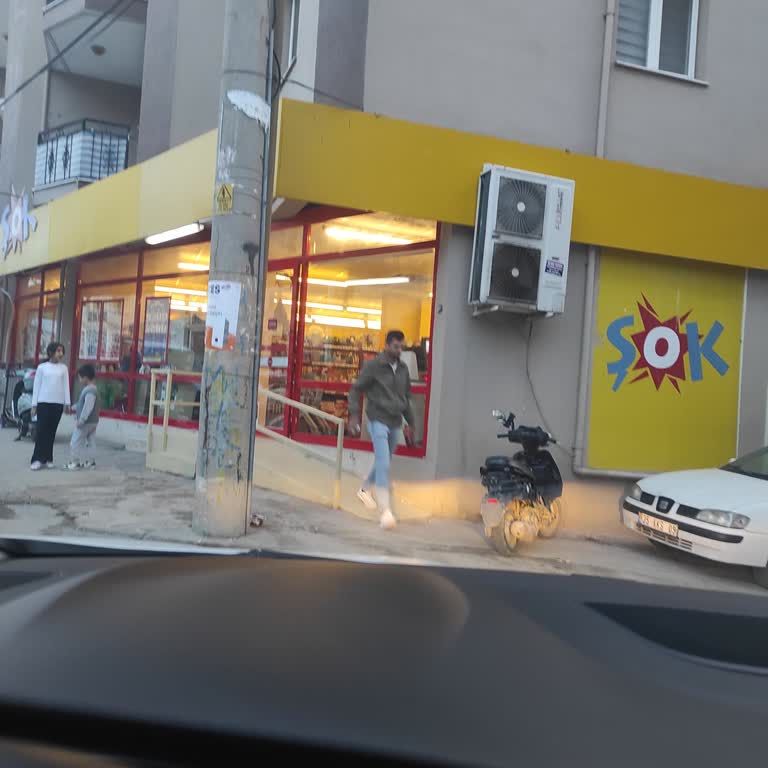 Yoğun Saatlerde Ek Kasa Açılmaması Nedeniyle Uzun Süre Beklemek Zorunda Kalıyorum