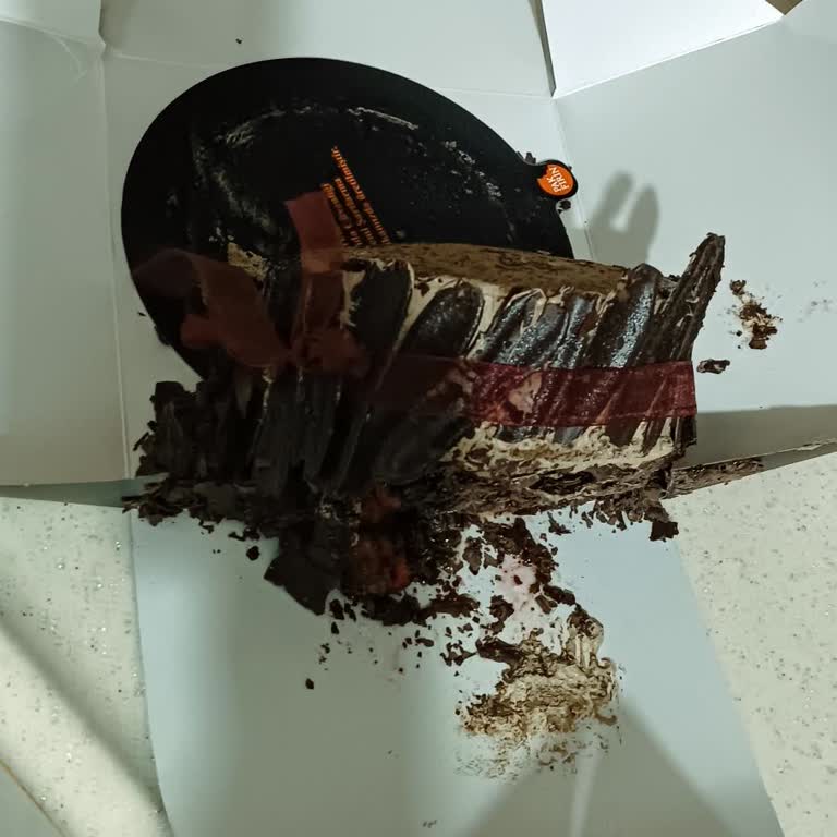 Dağılmış Pasta Teslimatı Ve İletişim Eksikliği Mağduriyet Yarattı