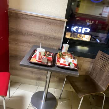 Burger King Uşak Şubesinde Temizlik Ve Hizmet Sorunu