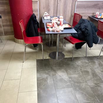 Burger King Uşak Şubesinde Temizlik Ve Hizmet Sorunu