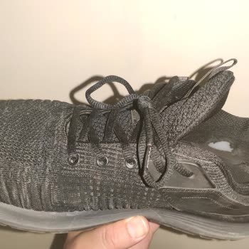 FLO Ayakkabının Topuk İç Astar Kısmında Yırtılma Ve Açılma Meydana Geldi